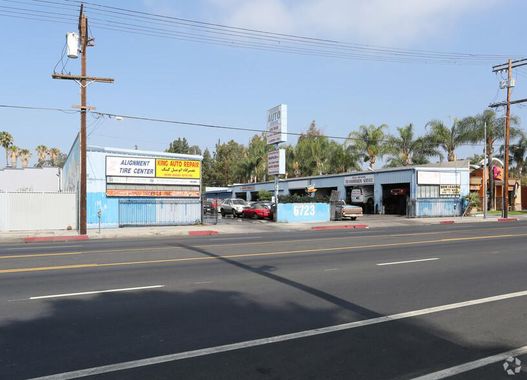6723 Reseda Blvd
