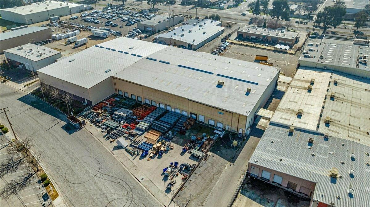 Like-New Industrial Distribution Building Near Airport photo 1