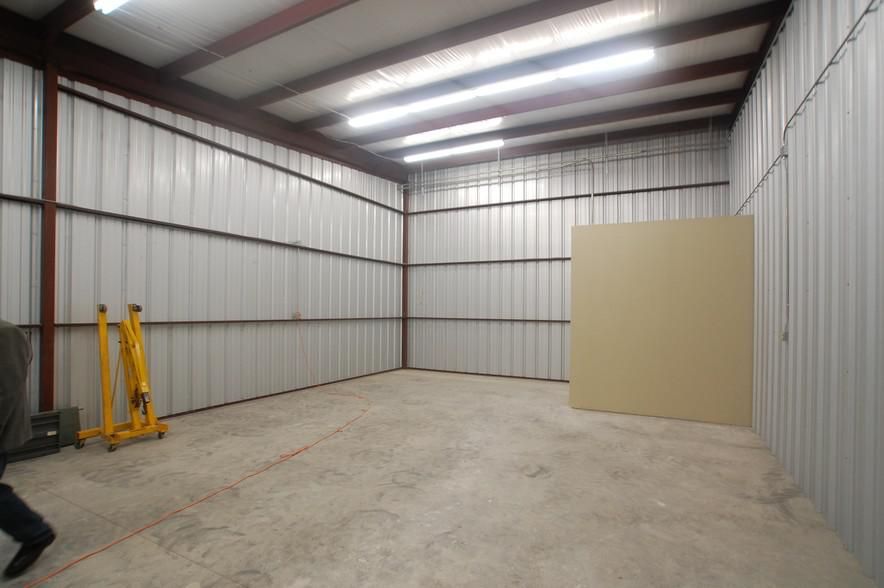 625SF/1250SF For Lease 12401 University Ave photo 4