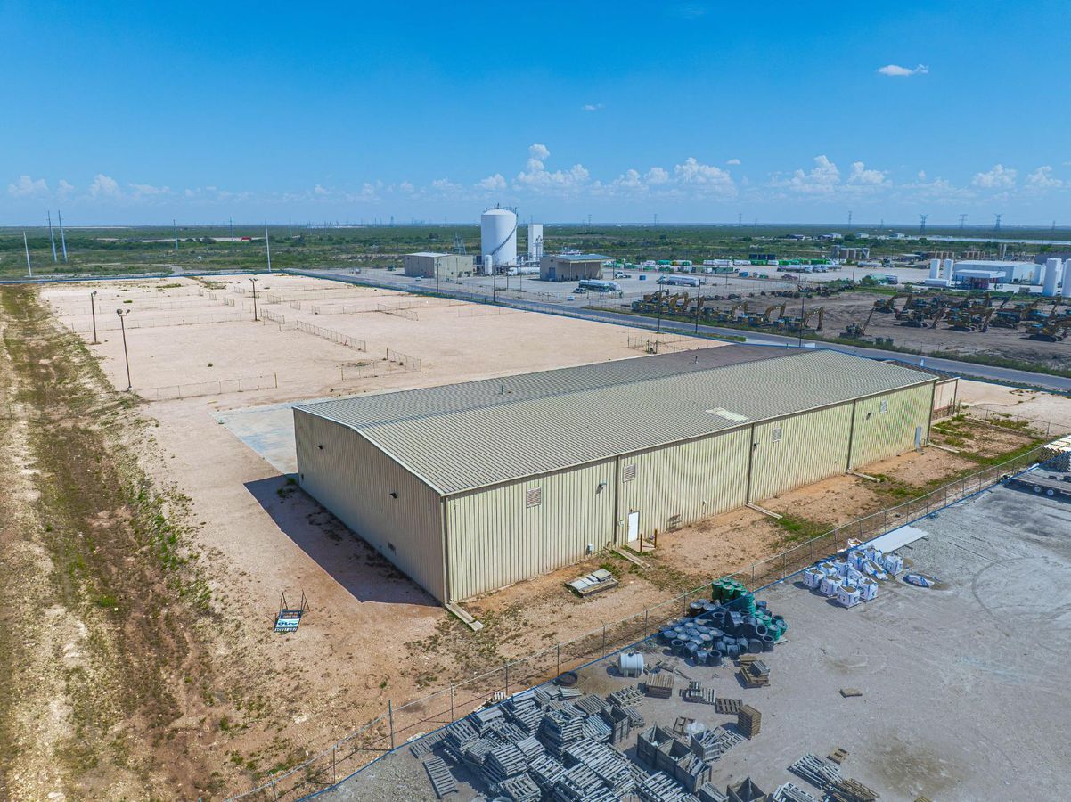 Warehouse/Office Building on ±10.91 Acres photo 4