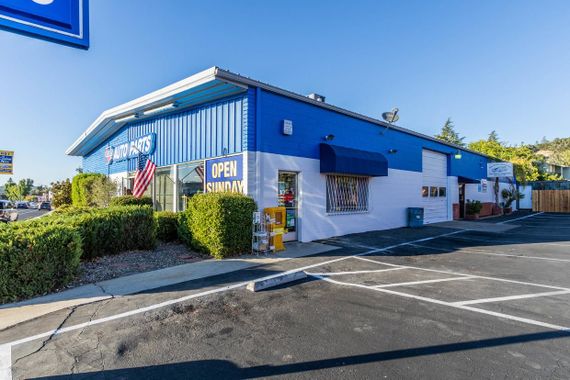 High Exposure Retail Building w/ Rear Yard Area