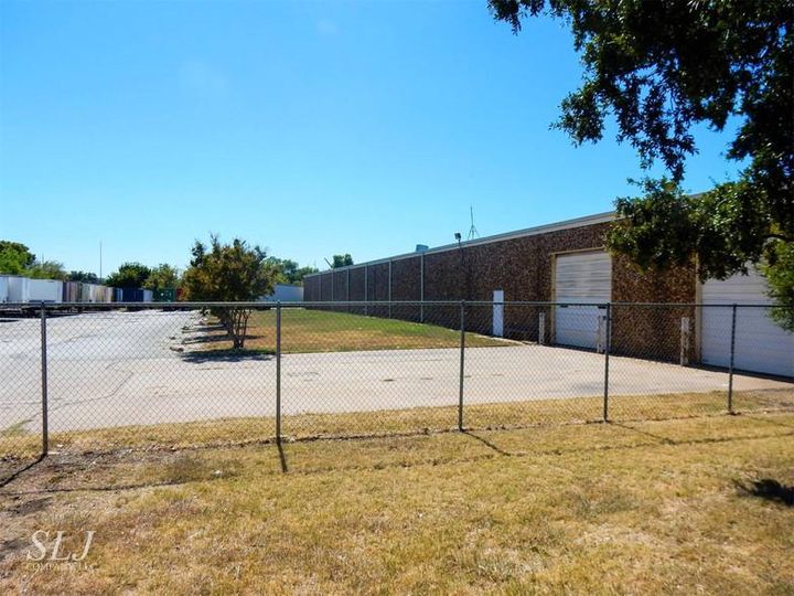 ±30,000 SF Building on 3.2 Acres in Addison 15200 Midway Rd