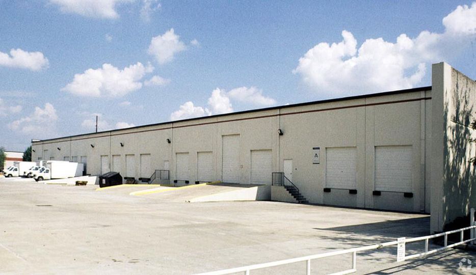 Bldg E 16502-16514 Air Center Blvd