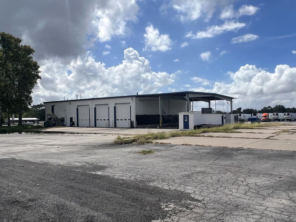 3 Drive-Thru Bay, Crane Served Shop w/ Double Wash-Bay photo 4