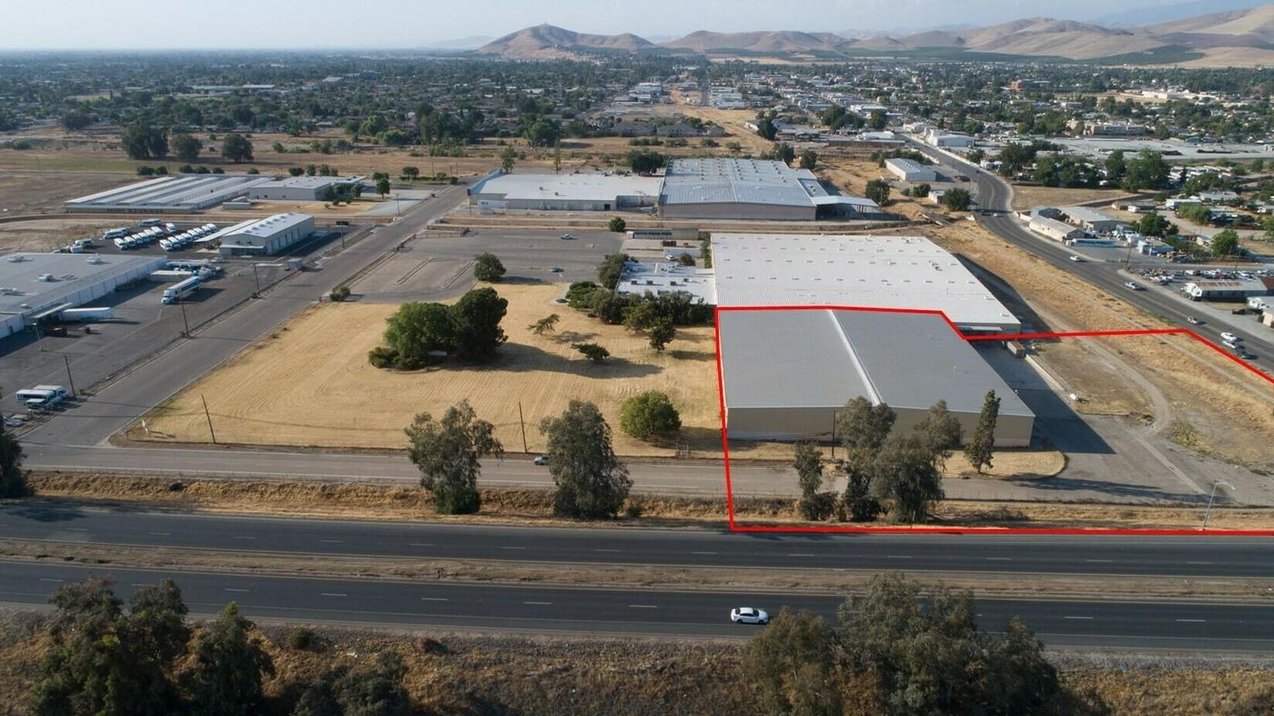Freestanding Industrial Manufacturing Building w/ Yard photo 2
