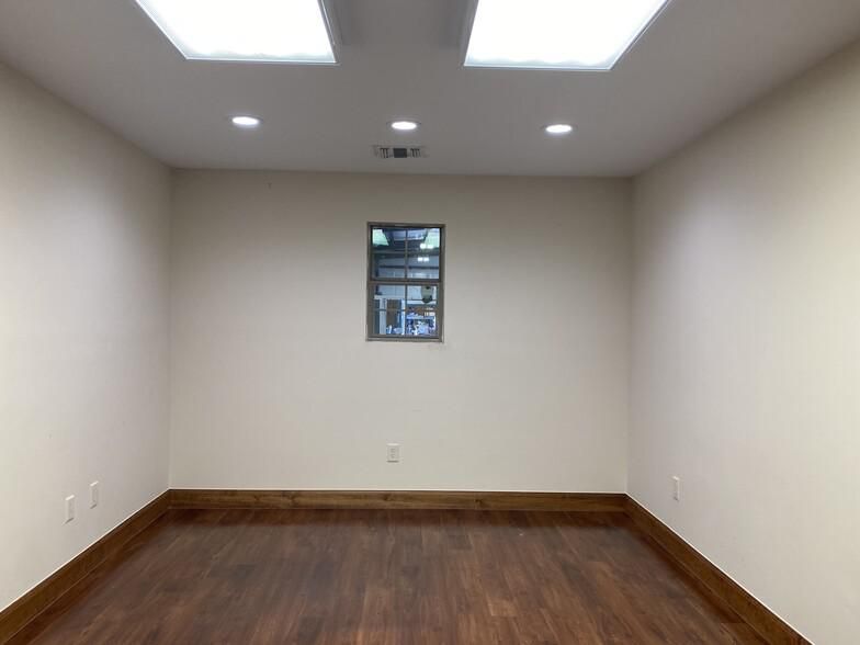 Bldg B 11010 Neeshaw Dr photo 4