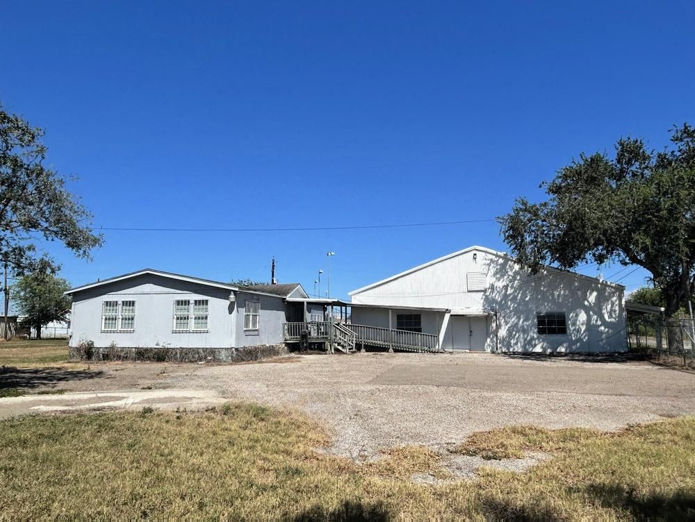 601 Lily St photo 1