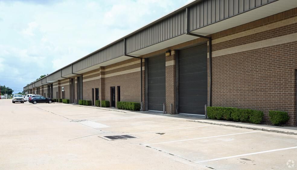 Bldg 5 6830 N Eldridge Pky photo 3