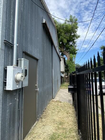 915 Carl St photo 3