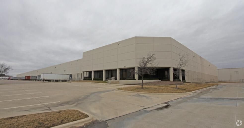 Building C 401-441 Railhead Rd photo 2