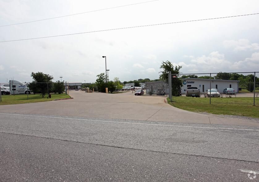 7240 N Interstate Highway 35 E photo 3