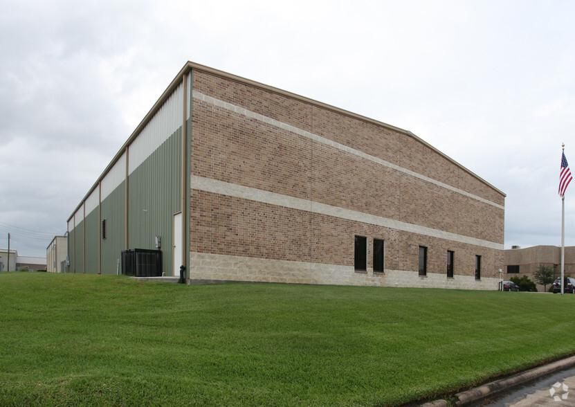 19434 Oil Center Blvd photo 2