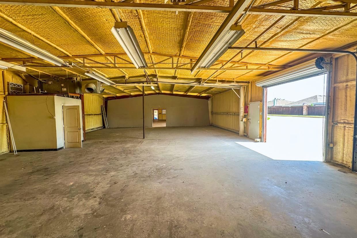 4,000 SF WAREHOUSE OFF I-35 W photo 3