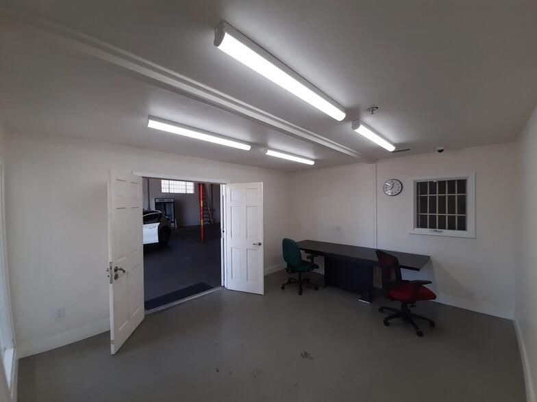 2130 Newton Ave photo 4