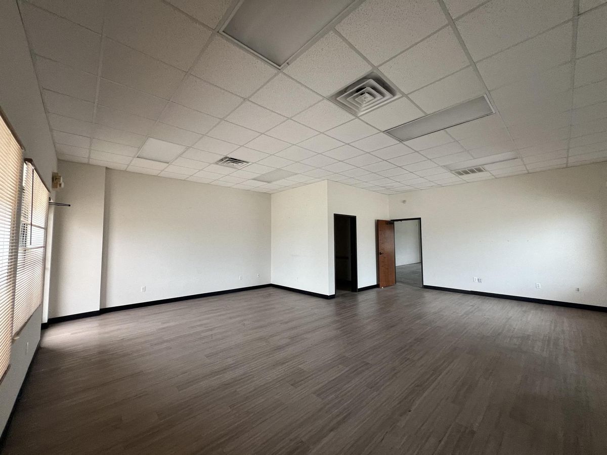 1050 Meadows Dr photo 2
