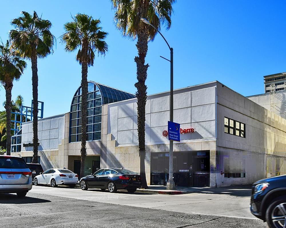 201 Wilshire Blvd photo 3
