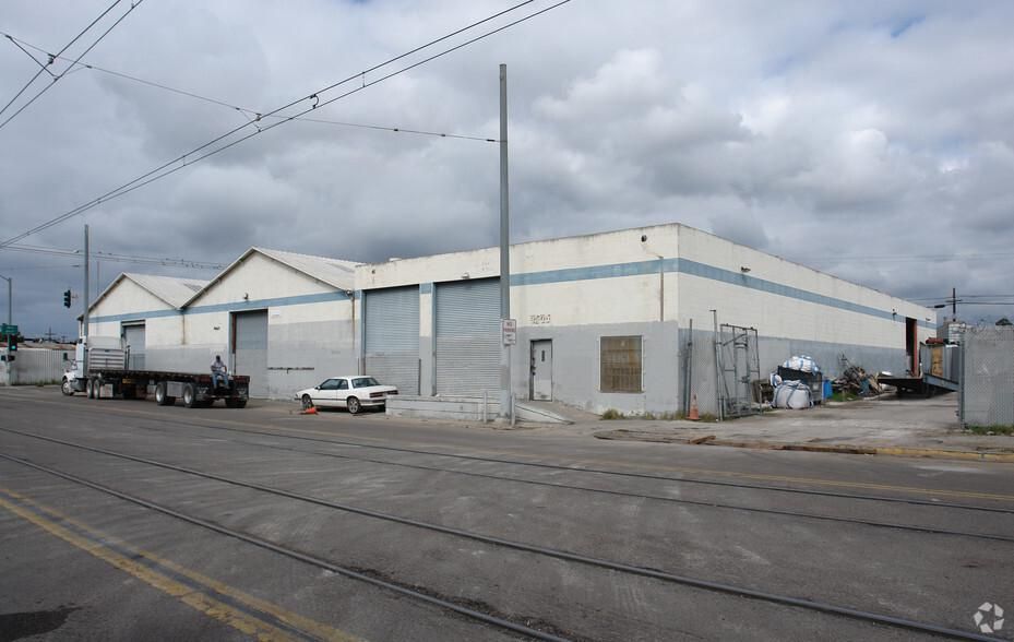 3004 Commercial St photo 3