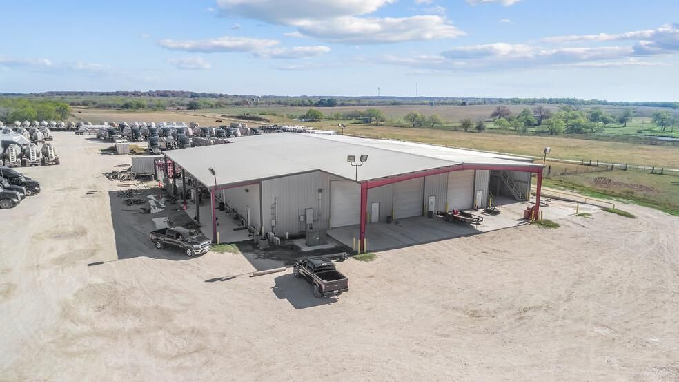 22,630 SF Facility on 14.6 Acres! 972 Tx-123 photo 2