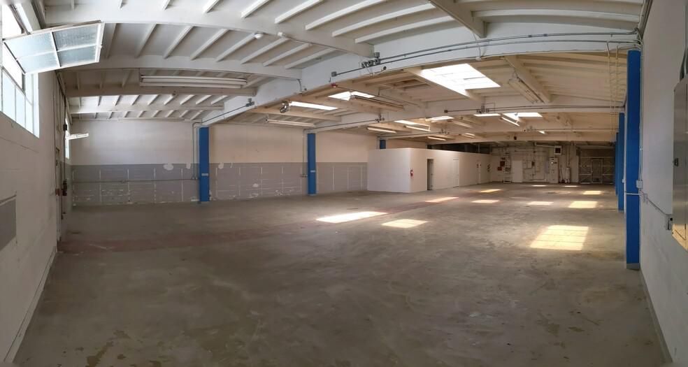 936 W Hyde Park Blvd photo 2