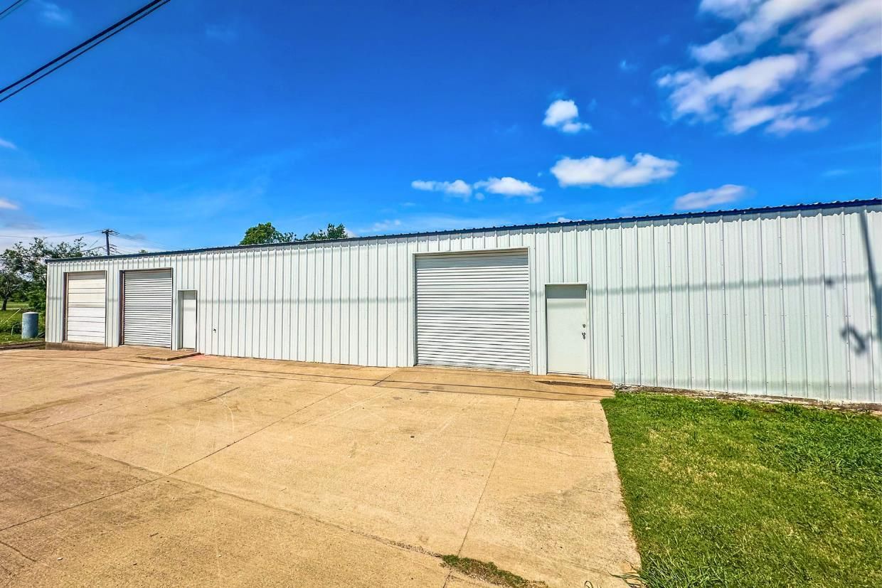 4,000 SF WAREHOUSE OFF I-35 W photo 2