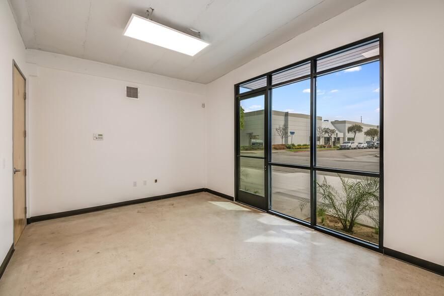 633 Hindry Ave photo 3