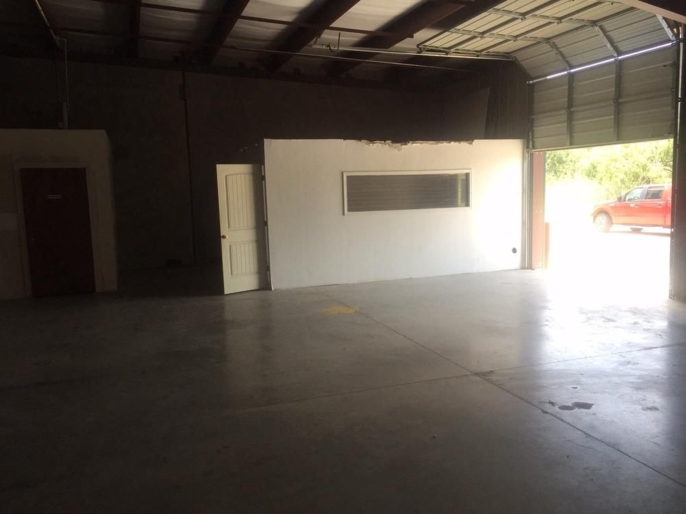 3,060 SF Office-Warehouse For Lease in Edinburg, TX photo 3