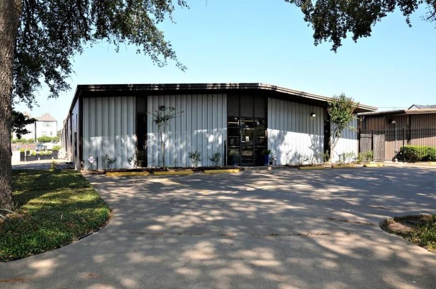 1117 Upland Dr photo 2