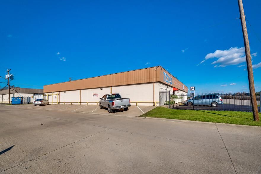 Has Fenced Outside Storage! 1714 W Main St photo 3