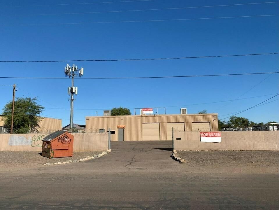 1020 E Gilbert Dr photo 2