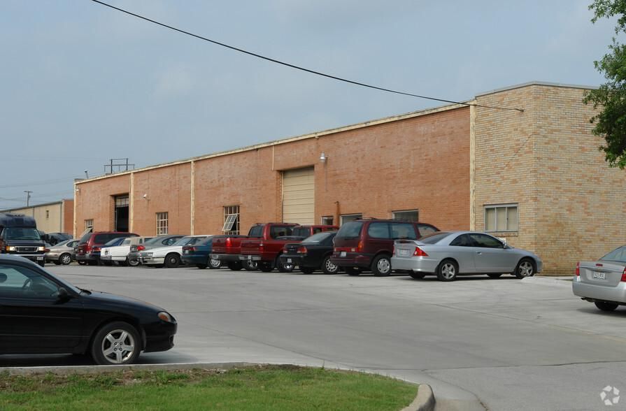 8615 Directors Row photo 4
