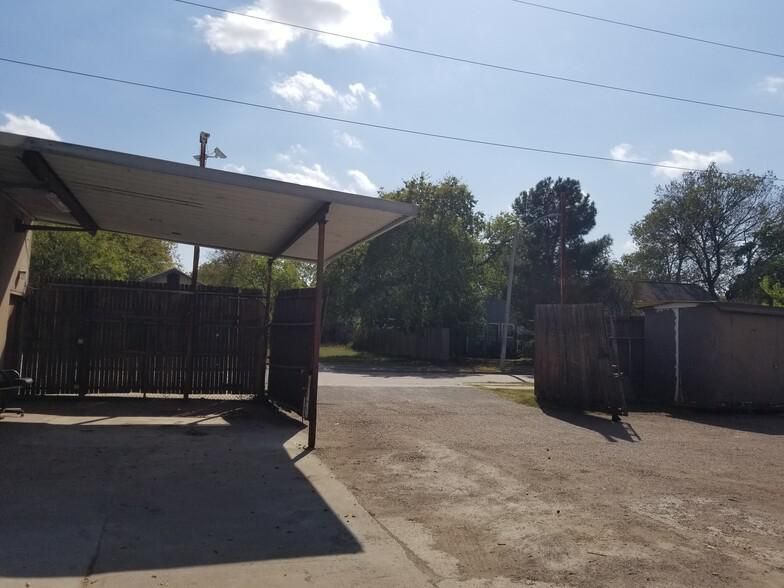 1721 Stella St photo 4