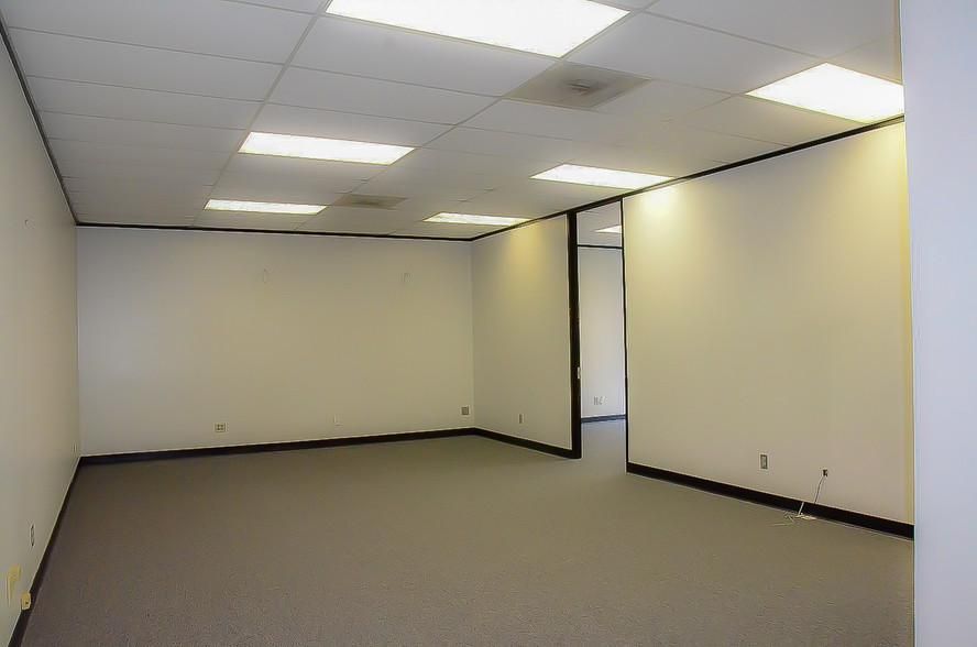 9009 North Loop East 9009 North Loop E photo 2