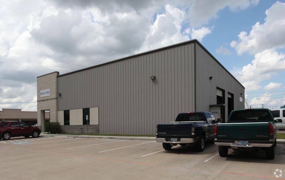 Building 1 6938 Signat Dr photo 3