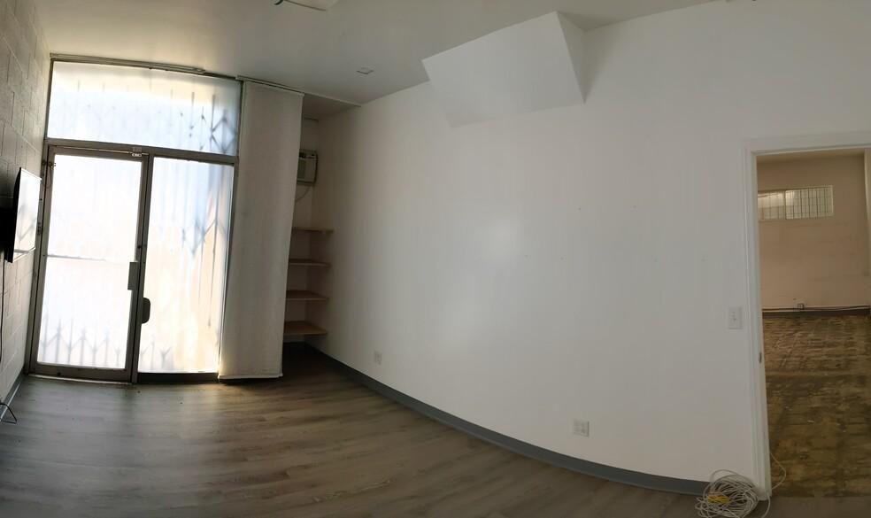 936 W Hyde Park Blvd photo 4