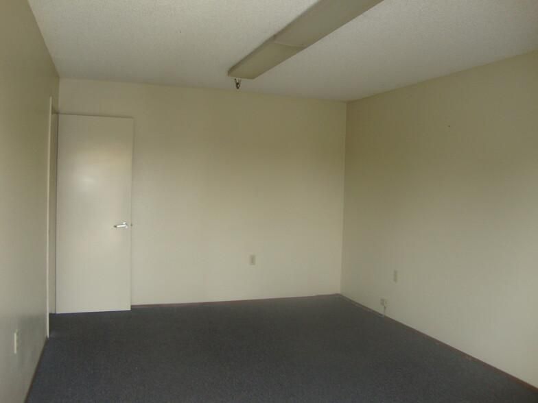 Bdlg I 170-180 Mace St photo 3