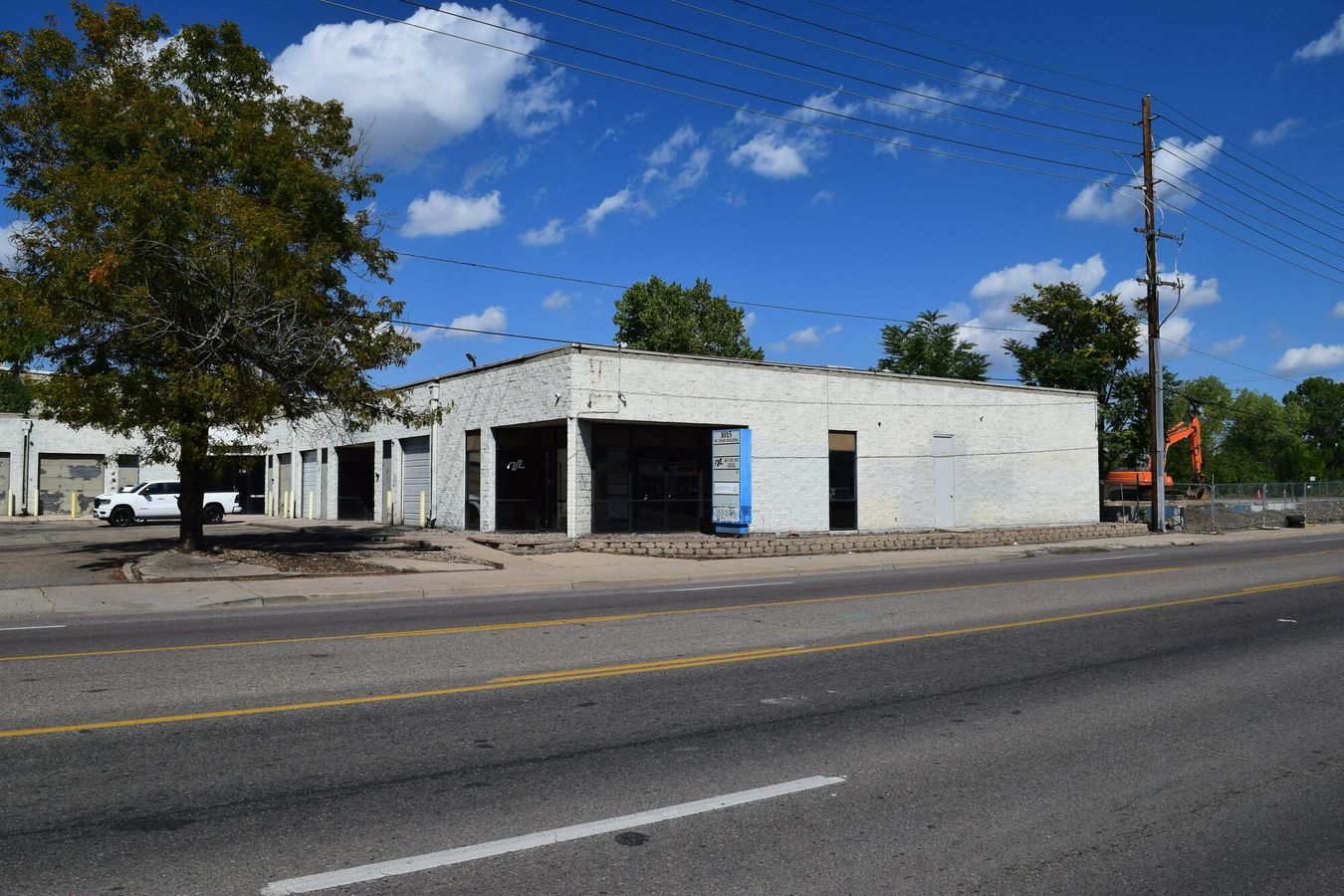 Affordable office/warehouse units for lease photo 4