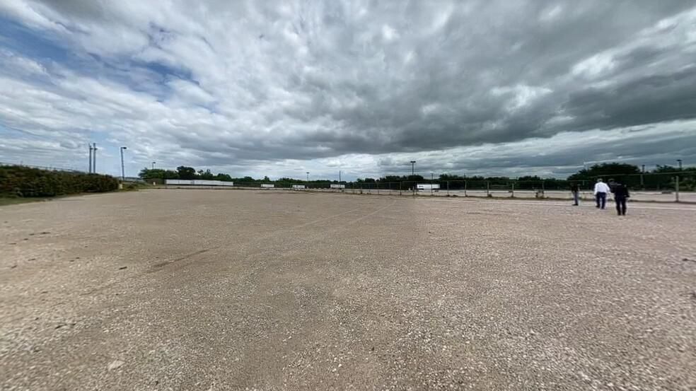 7240 N Interstate Highway 35 E photo 1