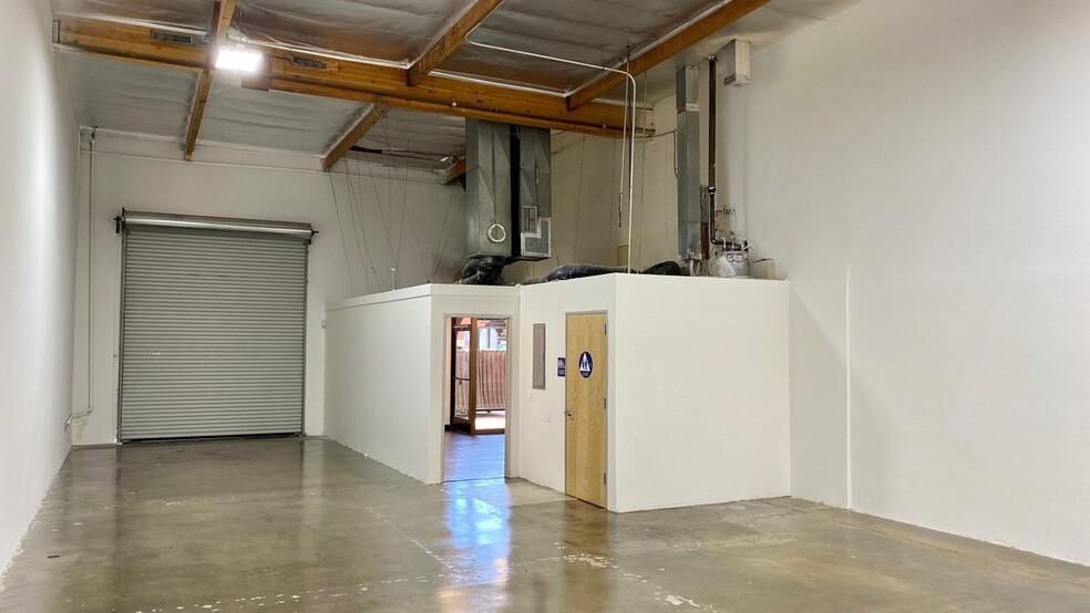 Rexford Industrial Center 18320-18330 Oxnard St photo 2