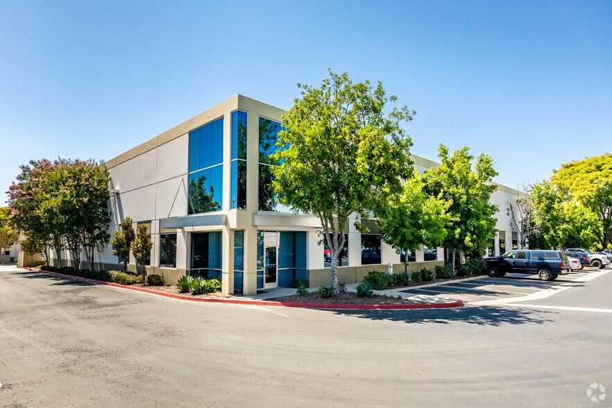 Parkway Commerce Center 13741 Danielson St photo 4