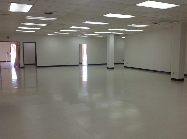 1700 Surveyor Blvd photo 2