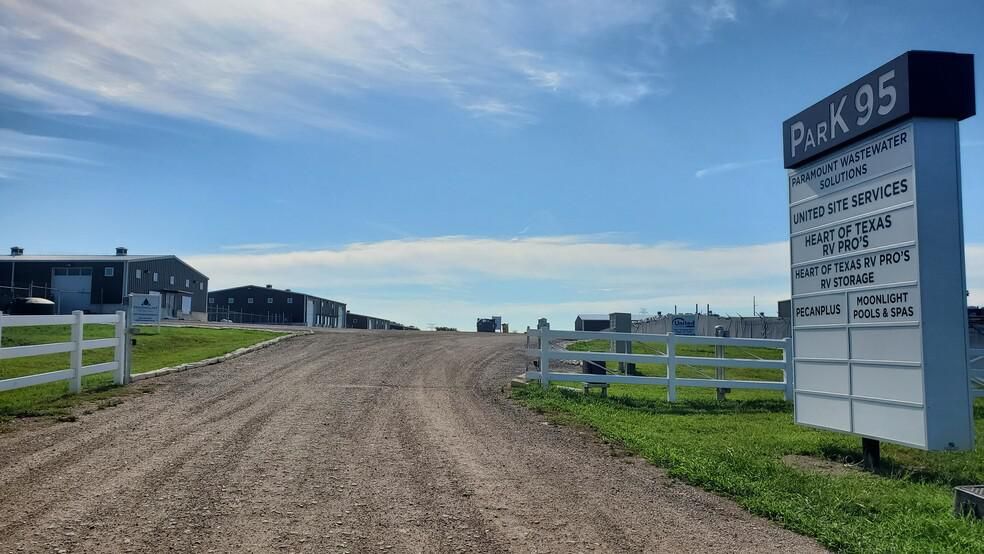 Paramount Industrial Park 4051 State Highway 95 photo 2