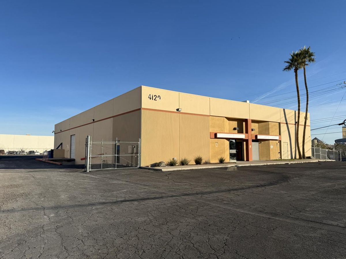 ±5,600 SF office/whs bldg with fenced yard photo 2