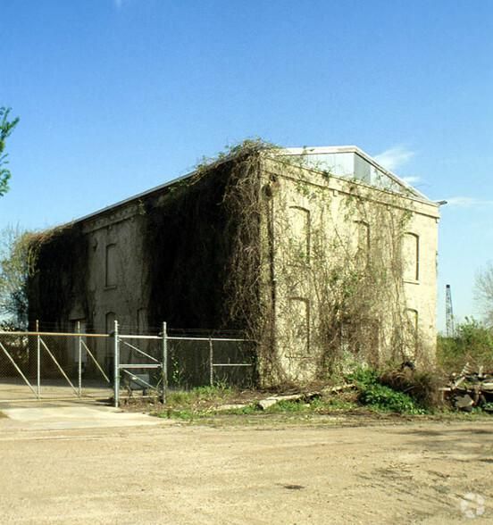 2000 Nance St photo 2