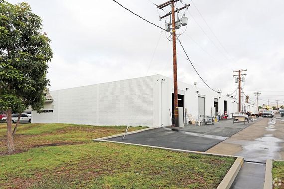 Los Olivos Business Park 111 W Dyer Rd