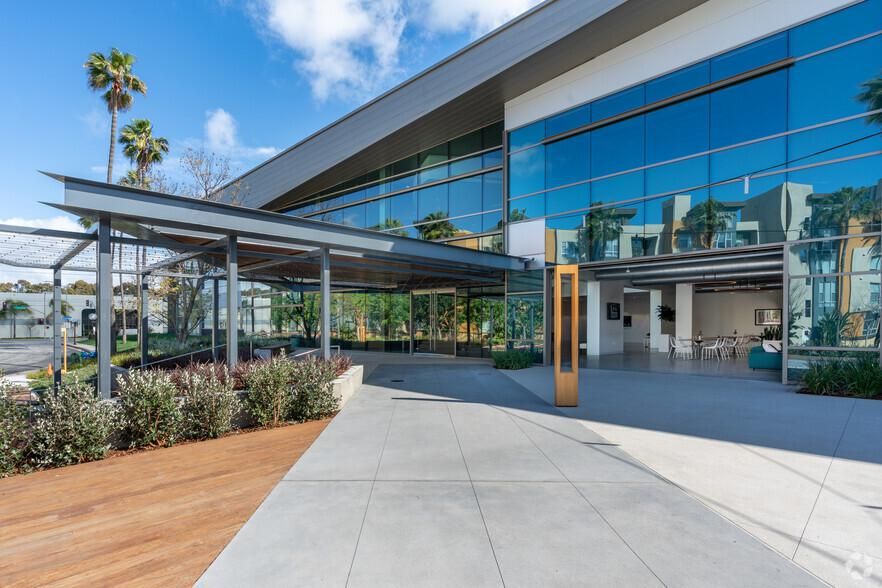 52Ten 5210 Pacific Concourse Dr photo 4