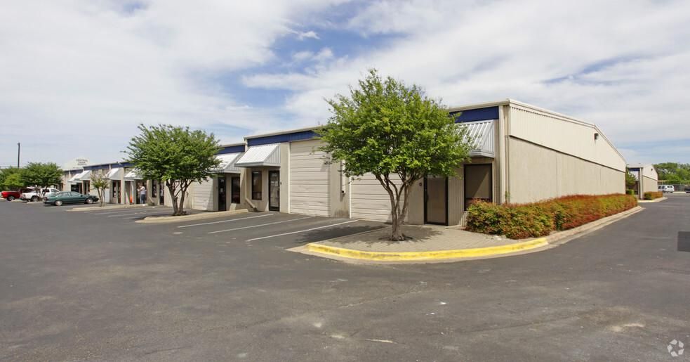 Building 3 501 W Powell Ln photo 2
