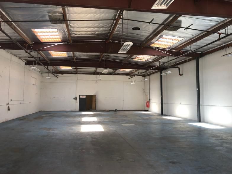 5201 - 5221 Jefferson Blvd 5207-5221 W Jefferson Blvd photo 3