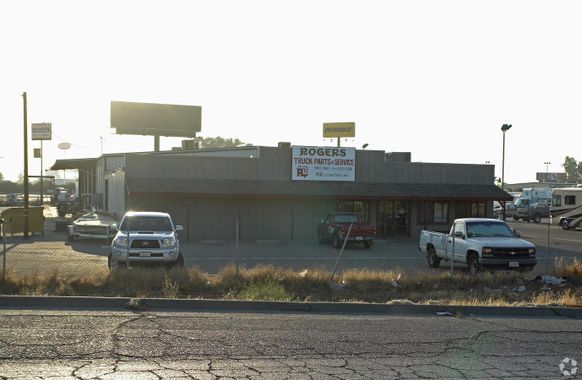 Freestanding ±11,900SF Warehouse+Land+Busines