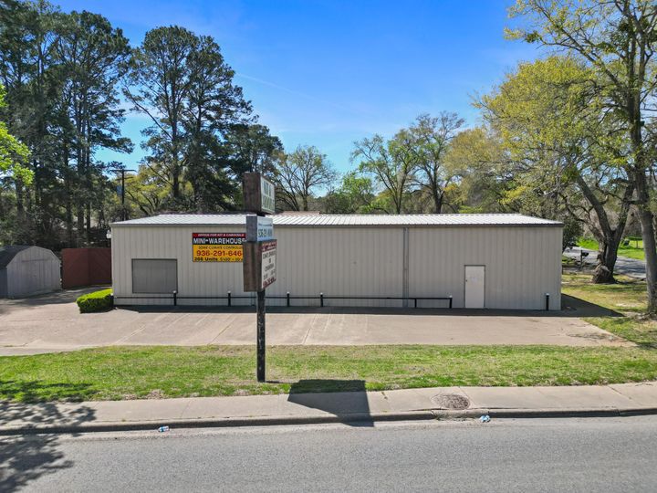 Prime Warehouse/ retail / office for Lease – High Traffic Count Off Hwy 75 in Huntsville