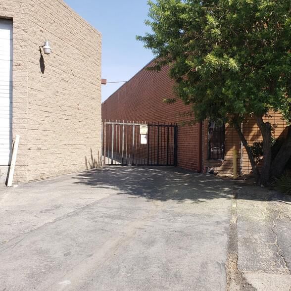 8600 Tamarack Ave photo 2